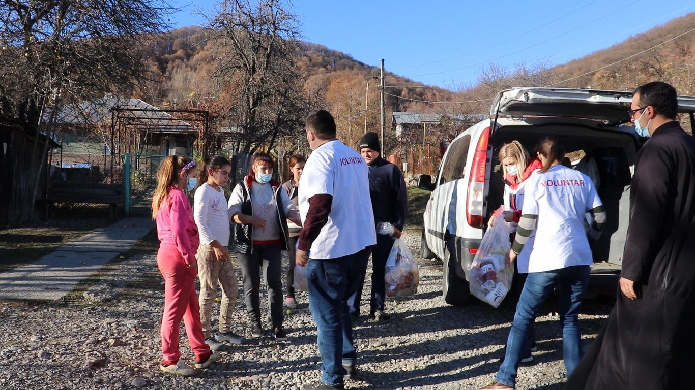 30 de familii prahovene vizitate de voluntarii Paraclisului Catedralei Naționale 193525