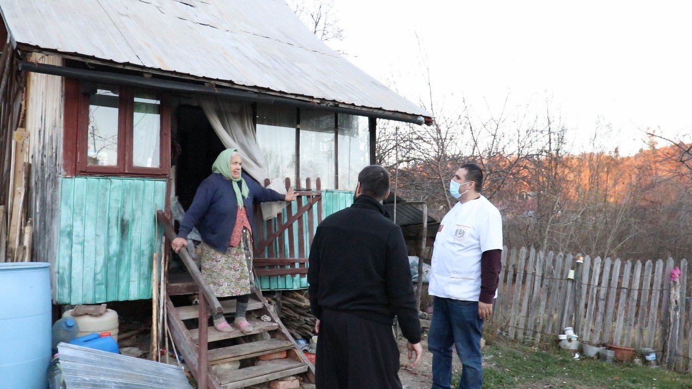 30 de familii prahovene vizitate de voluntarii Paraclisului Catedralei Naționale 193526