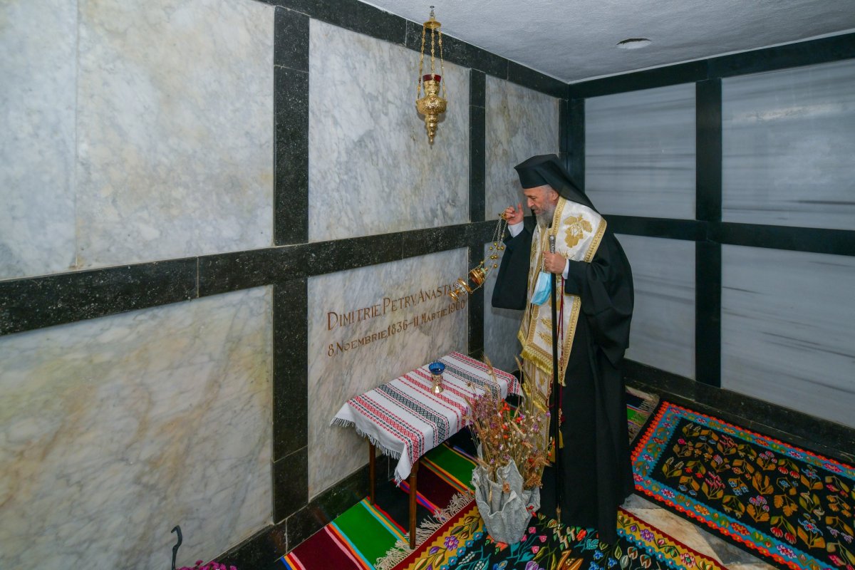 Candele nestinse la monumentele unor mari creştini, filantropi şi patrioţi 193454