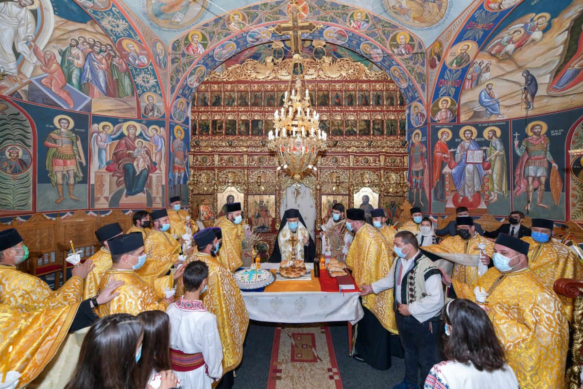 Candele nestinse la monumentele unor mari creştini, filantropi şi patrioţi 193455