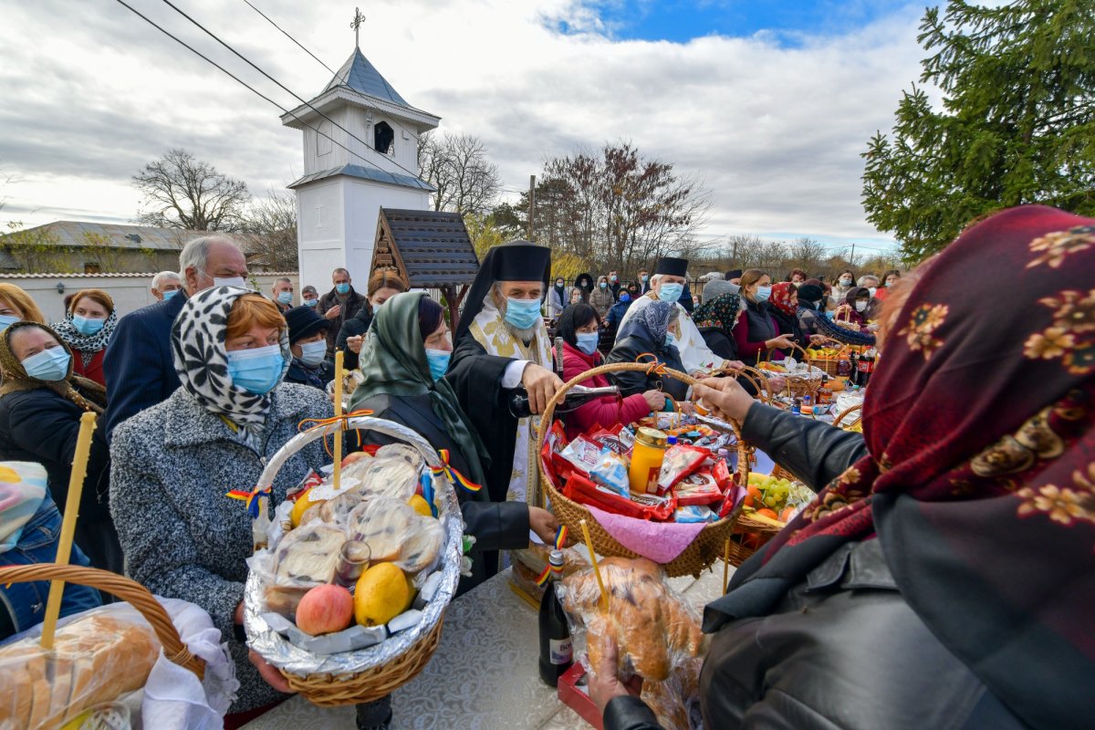 Candele nestinse la monumentele unor mari creştini, filantropi şi patrioţi 193456