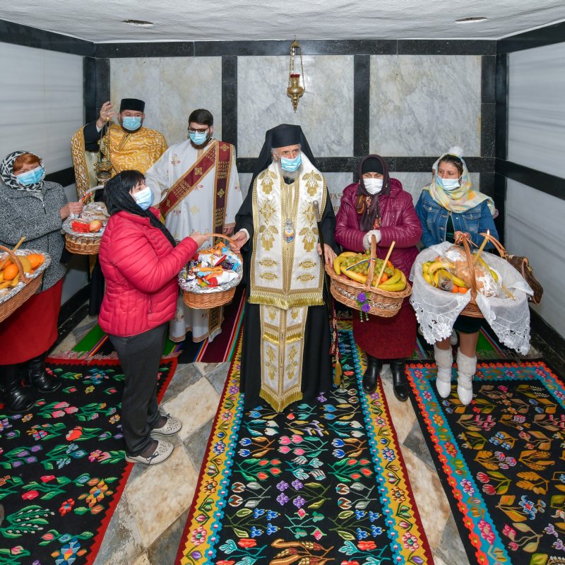 Candele nestinse la monumentele unor mari creştini, filantropi şi patrioţi 193458