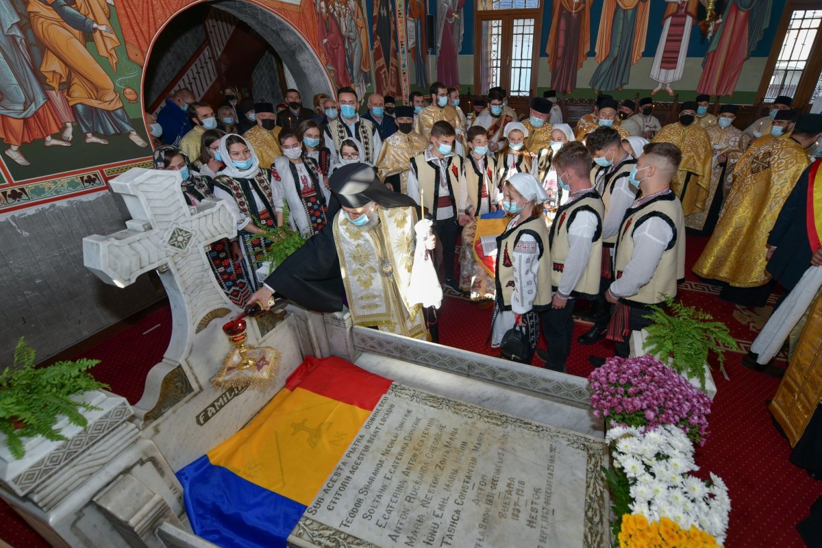 Candele nestinse la monumentele unor mari creştini, filantropi şi patrioţi 193459