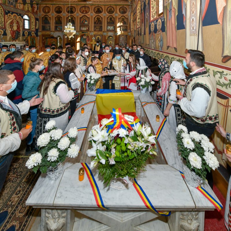 Candele nestinse la monumentele unor mari creştini, filantropi şi patrioţi 193461