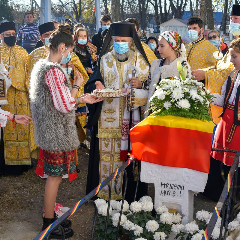 Candele nestinse la monumentele unor mari creştini, filantropi şi patrioţi 193462