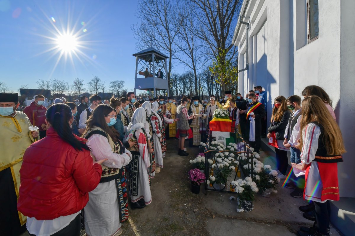 Candele nestinse la monumentele unor mari creştini, filantropi şi patrioţi 193463