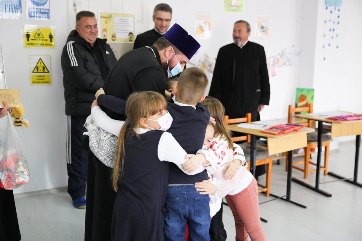 Vizită arhierească la Școala Primară „Sfântul Stelian” din Bistrița 193615