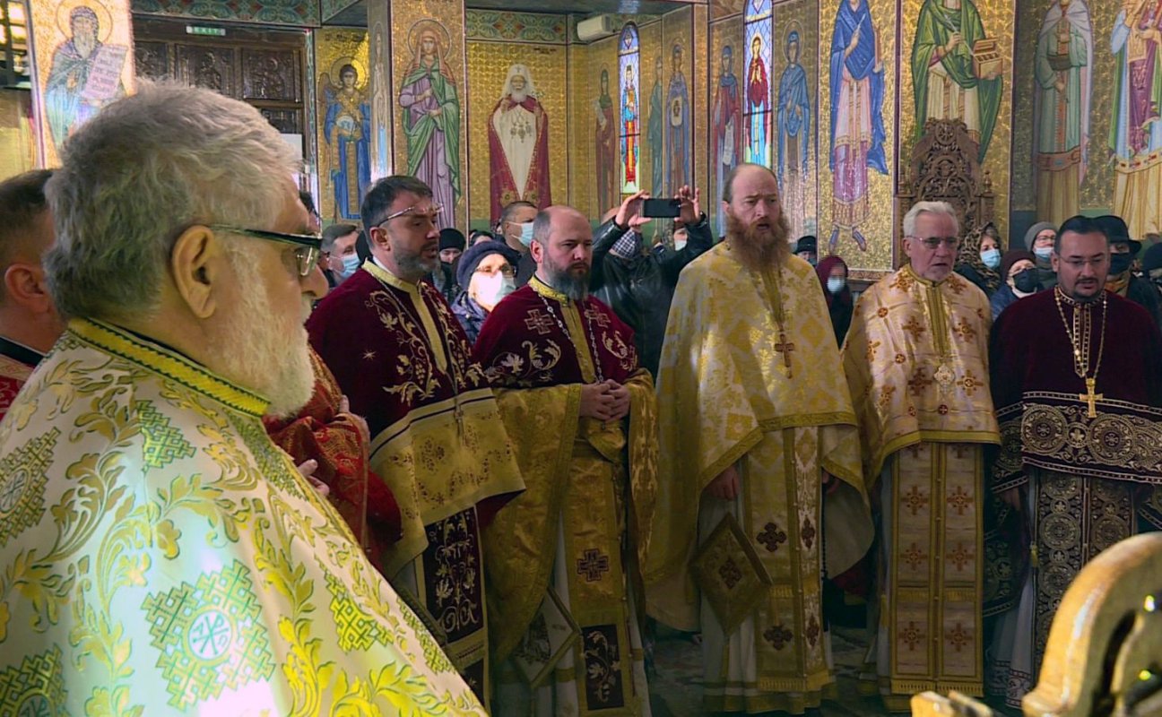 Prinos de laudă adus Sfântului Mercurie la biserica sa din cartierul bucureştean Titan 193925