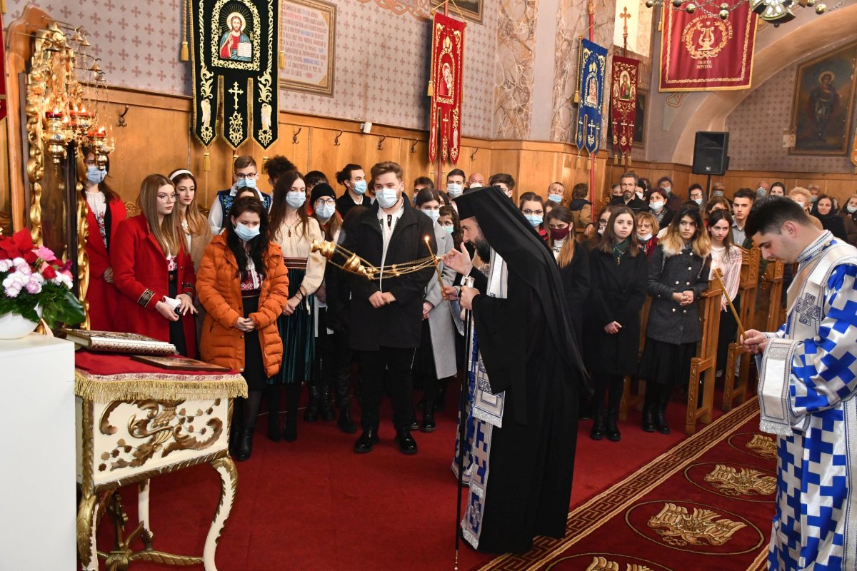 Preasfințitul Lucian alături de zeci de copii și tineri din Oravița 194076