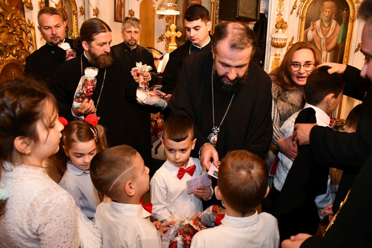 Preasfințitul Lucian alături de zeci de copii și tineri din Oravița 194078