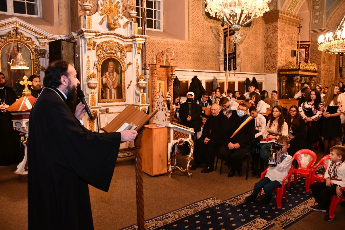 Preasfințitul Lucian alături de zeci de copii și tineri din Oravița 194079