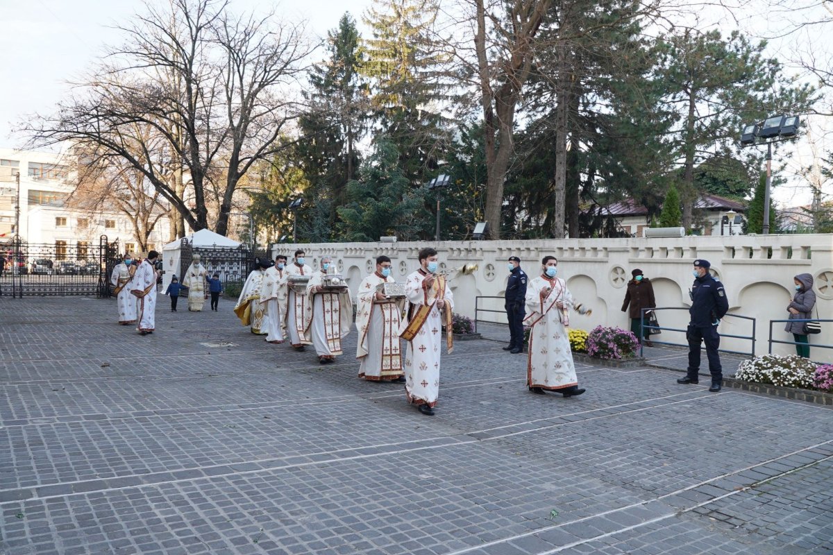 A început sărbătoarea Sfântului Apostol Andrei la Catedrala Arhiepicopală din Galaţi 194219