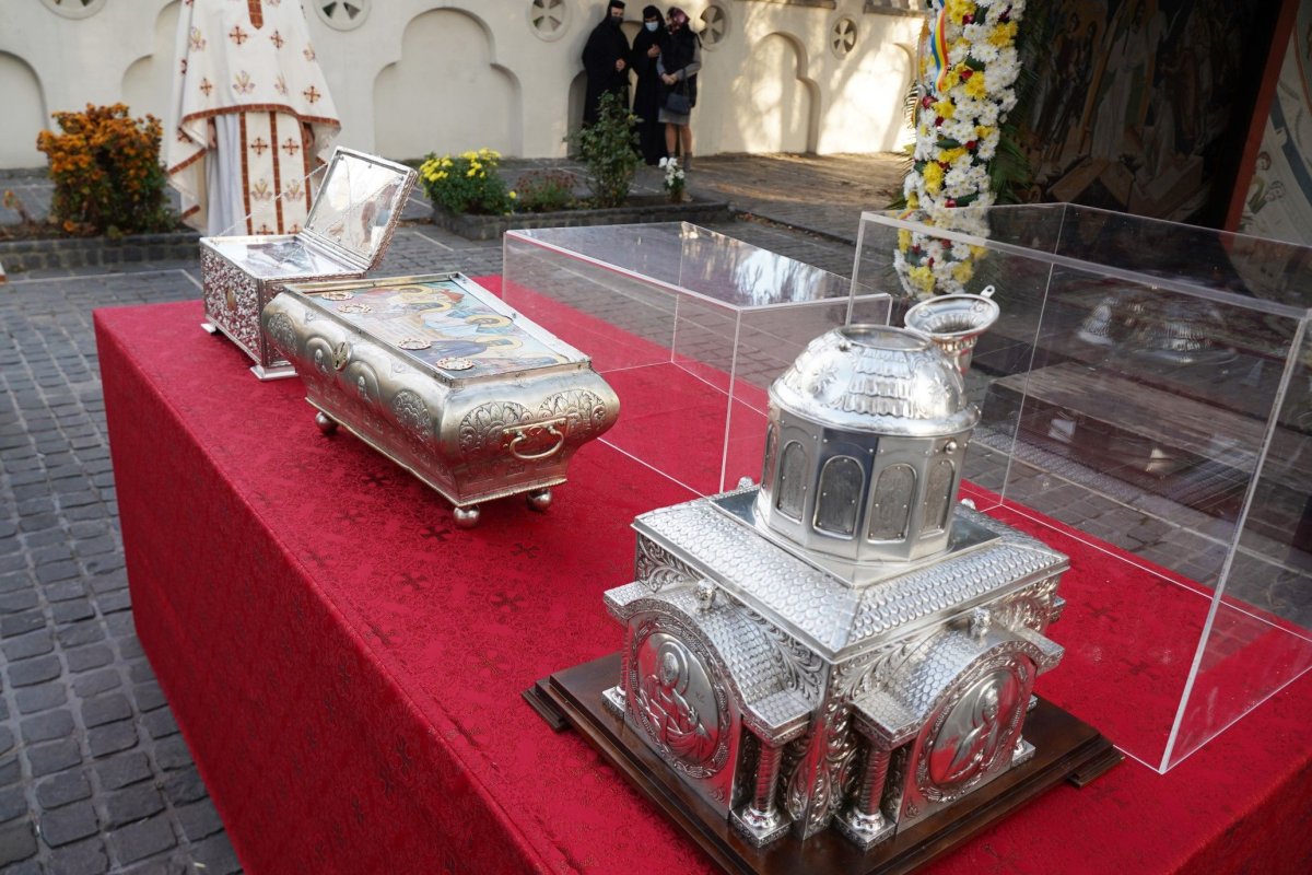 A început sărbătoarea Sfântului Apostol Andrei la Catedrala Arhiepicopală din Galaţi 194225