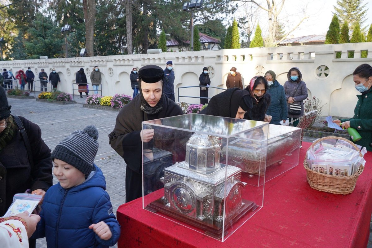 A început sărbătoarea Sfântului Apostol Andrei la Catedrala Arhiepicopală din Galaţi 194226