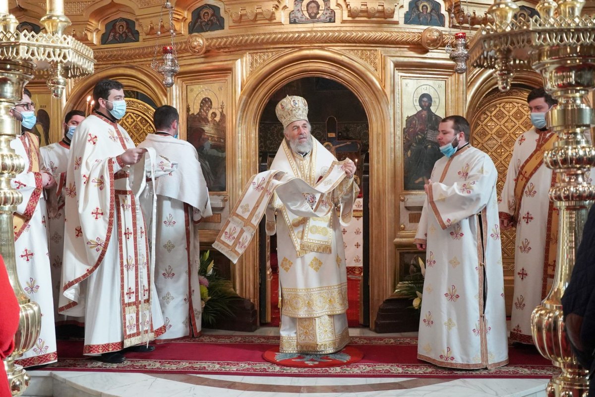 A început sărbătoarea Sfântului Apostol Andrei la Catedrala Arhiepicopală din Galaţi 194231