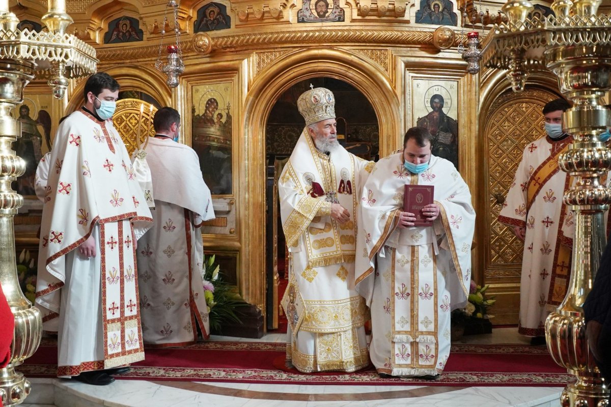 A început sărbătoarea Sfântului Apostol Andrei la Catedrala Arhiepicopală din Galaţi 194232