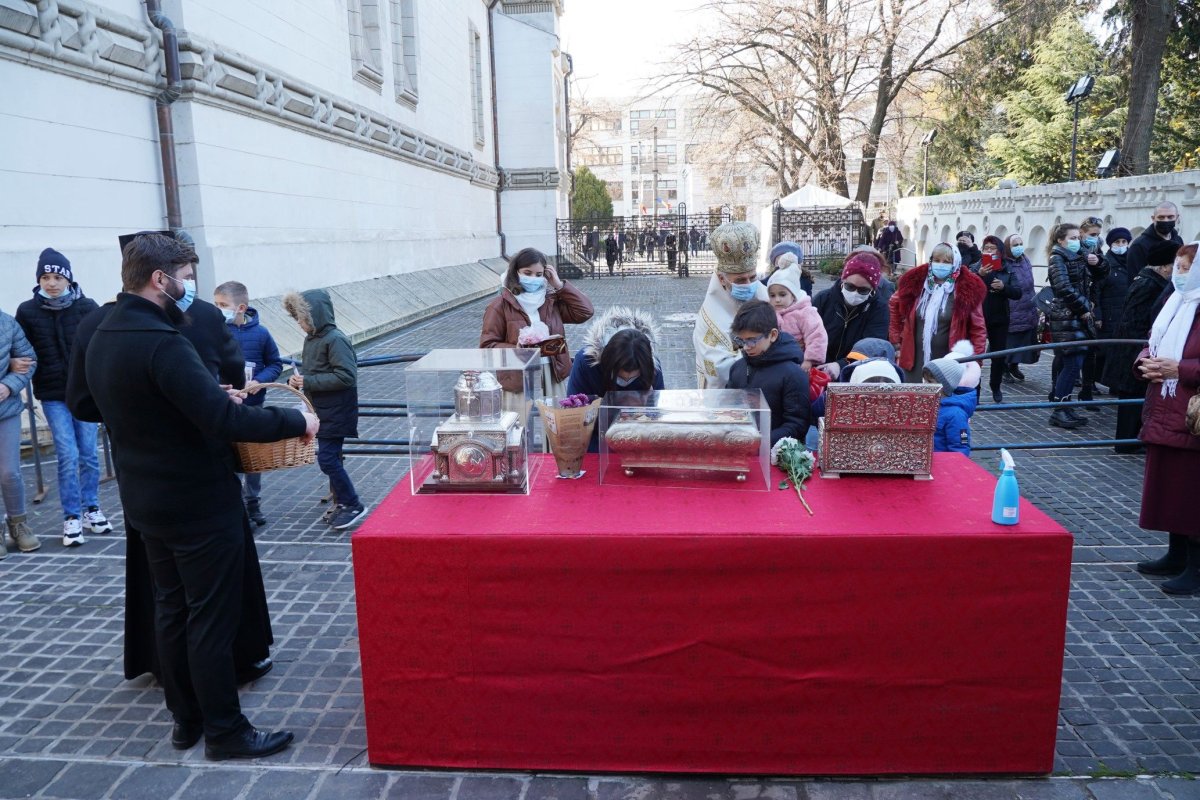A început sărbătoarea Sfântului Apostol Andrei la Catedrala Arhiepicopală din Galaţi 194236