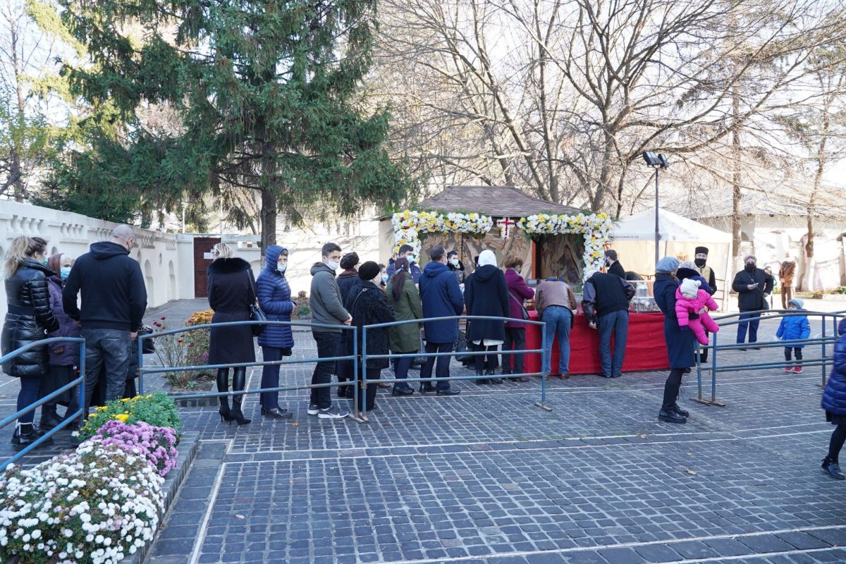 A început sărbătoarea Sfântului Apostol Andrei la Catedrala Arhiepicopală din Galaţi 194237