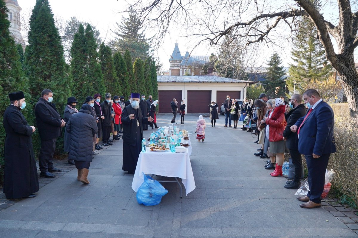 A început sărbătoarea Sfântului Apostol Andrei la Catedrala Arhiepicopală din Galaţi 194240