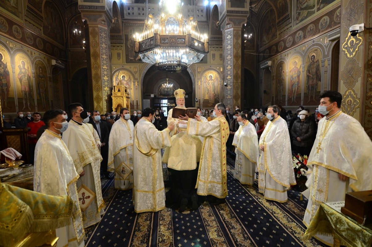 Hirotonii în Duminica a 30-a după Rusalii la Târgoviște  194250