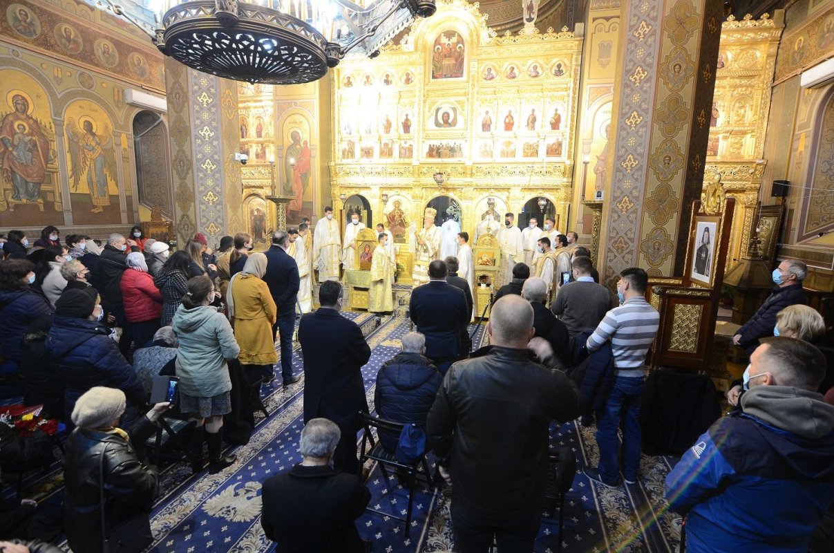 Hirotonii în Duminica a 30-a după Rusalii la Târgoviște  194253