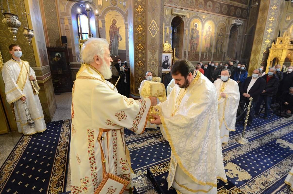 Hirotonii în Duminica a 30-a după Rusalii la Târgoviște  194256