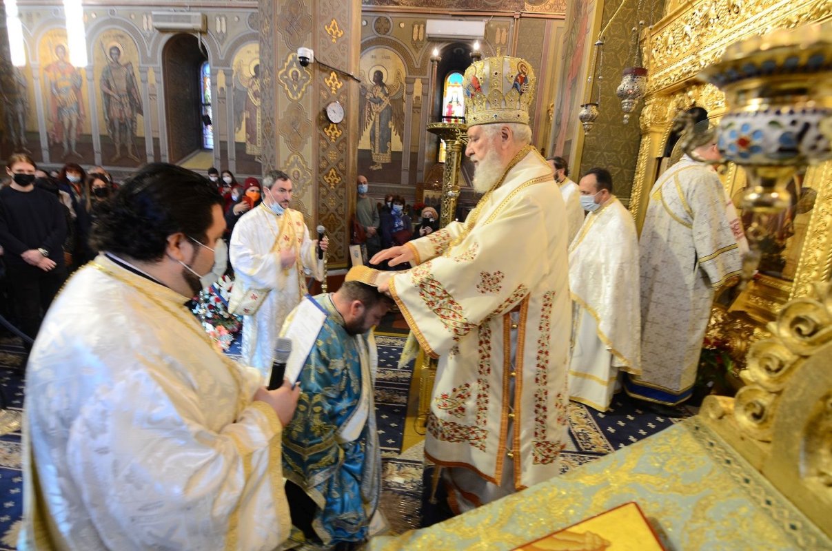 Hirotonii în Duminica a 30-a după Rusalii la Târgoviște  194259