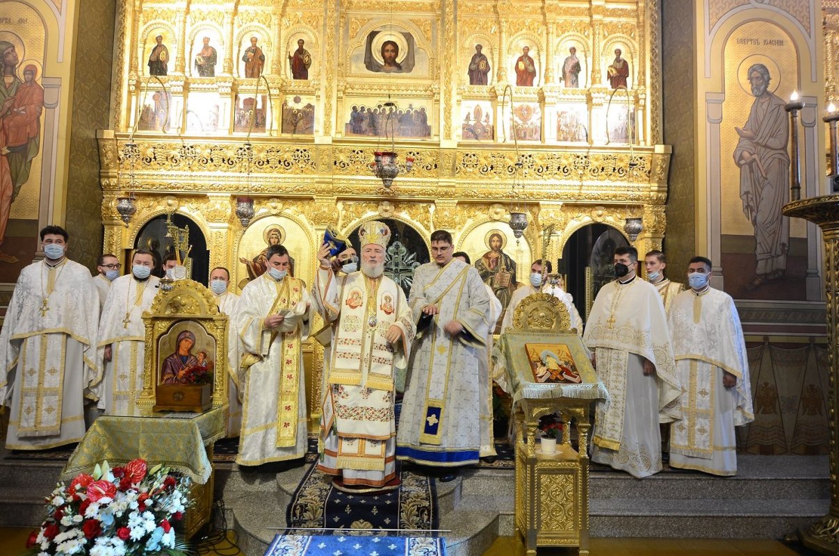 Hirotonii în Duminica a 30-a după Rusalii la Târgoviște  194261
