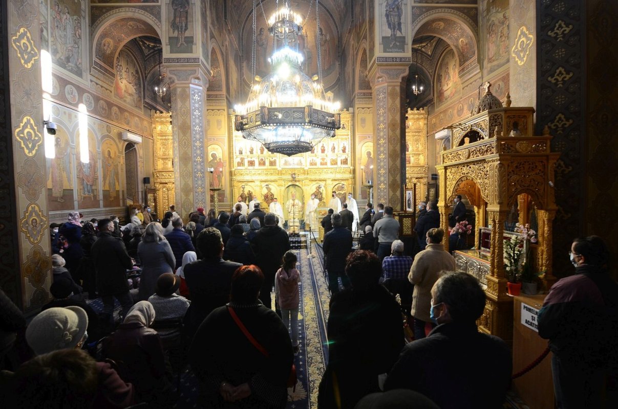 Hirotonii în Duminica a 30-a după Rusalii la Târgoviște  194262