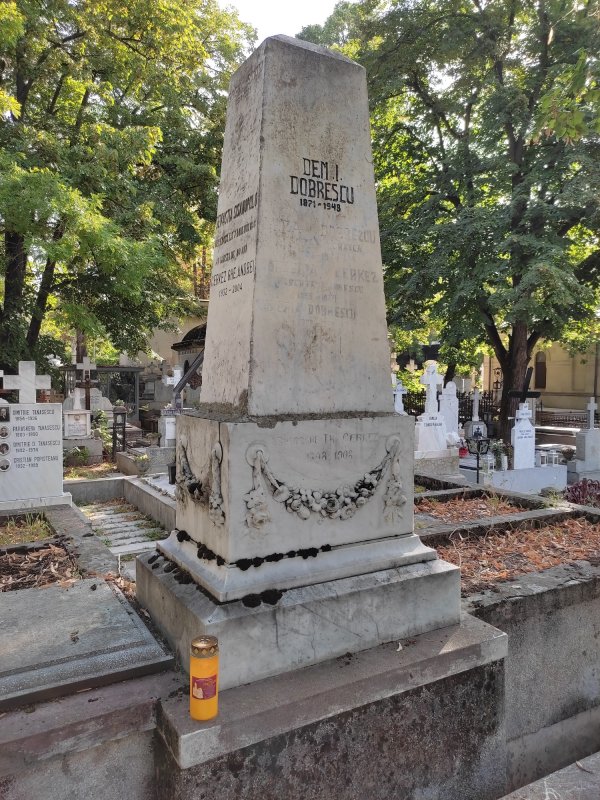 Morminte ale unor personalități implicate în istoria edificării Catedralei Naţionale 194279