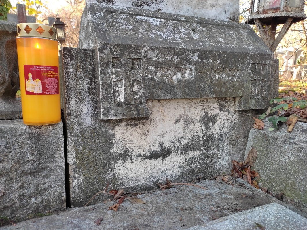 Morminte ale unor personalități implicate în istoria edificării Catedralei Naţionale 194282