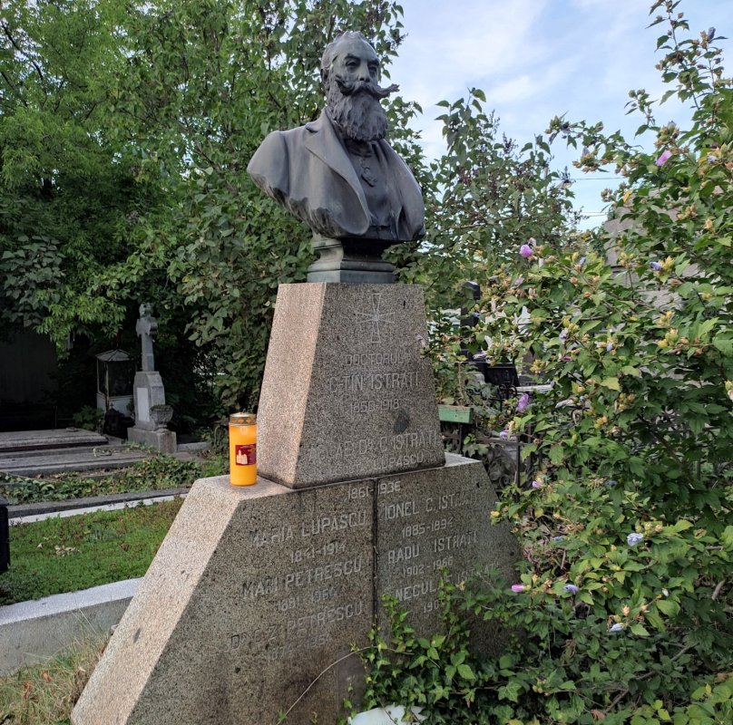 Morminte ale unor personalități implicate în istoria edificării Catedralei Naţionale 194296