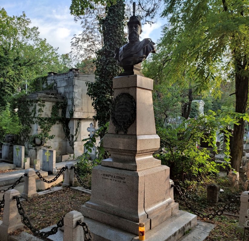 Morminte ale unor personalități implicate în istoria edificării Catedralei Naţionale 194297