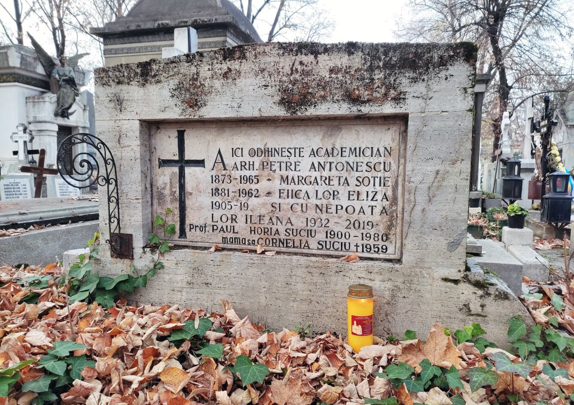 Morminte ale unor personalități implicate în istoria edificării Catedralei Naţionale 194298