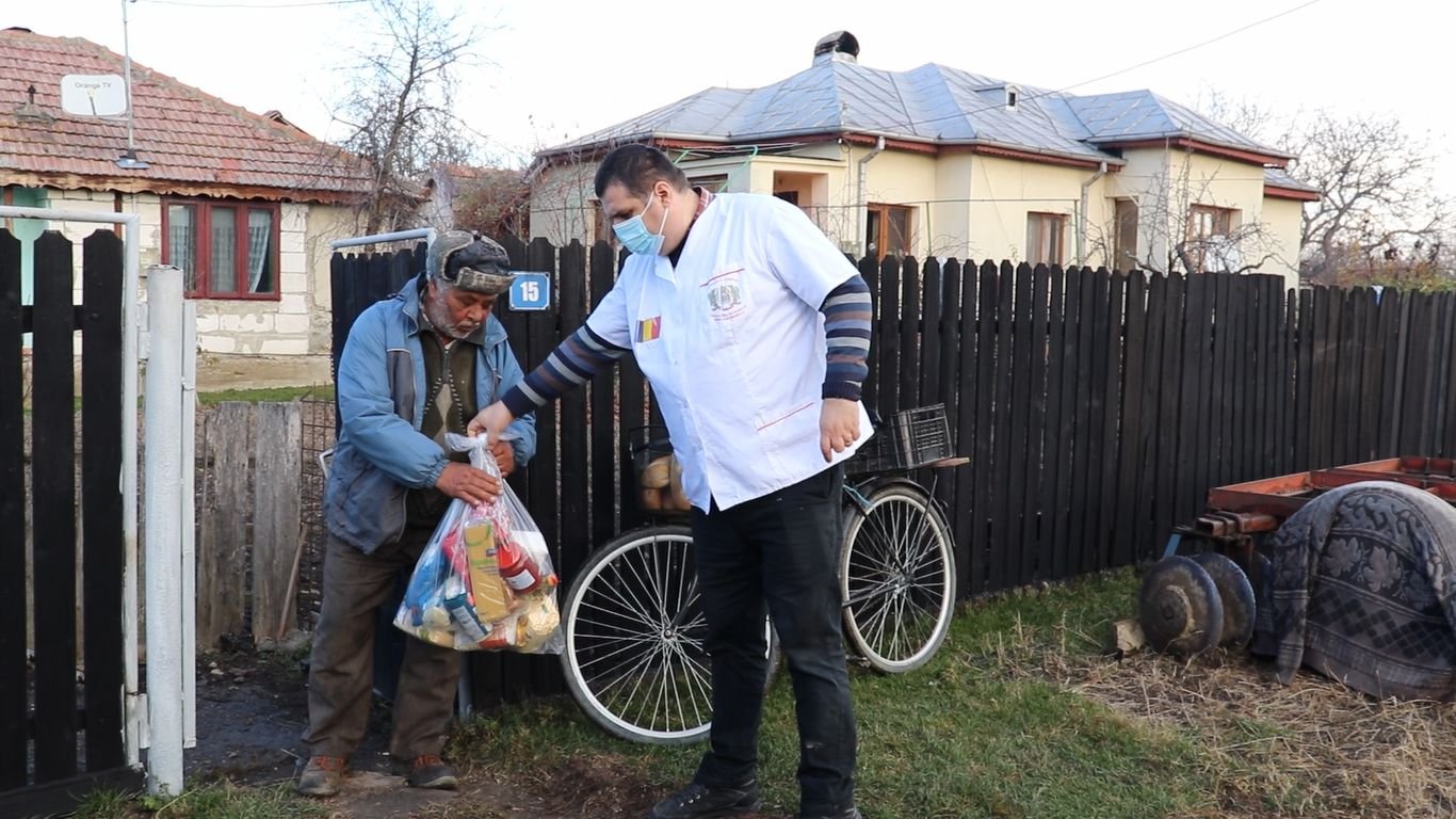 33 de familii prahovene sprijinite de voluntarii Paraclisului Catedralei Naționale 194408