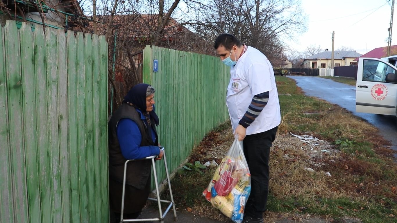 33 de familii prahovene sprijinite de voluntarii Paraclisului Catedralei Naționale 194409