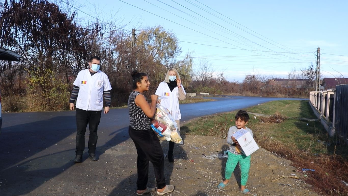 33 de familii prahovene sprijinite de voluntarii Paraclisului Catedralei Naționale 194410