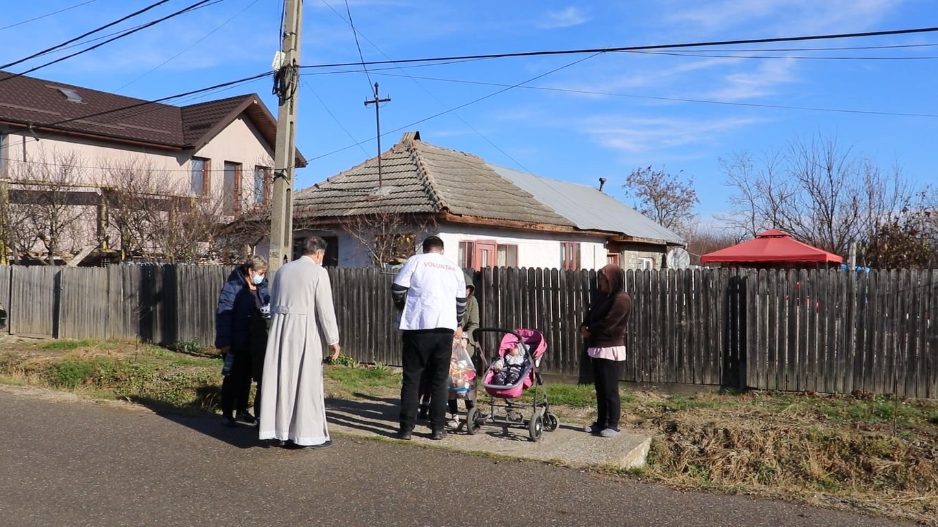 33 de familii prahovene sprijinite de voluntarii Paraclisului Catedralei Naționale 194411
