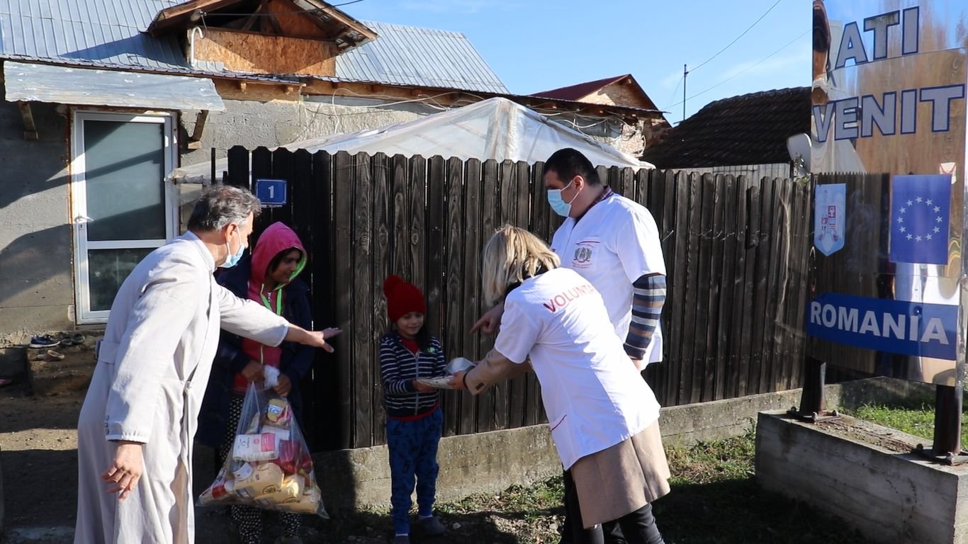 33 de familii prahovene sprijinite de voluntarii Paraclisului Catedralei Naționale 194412