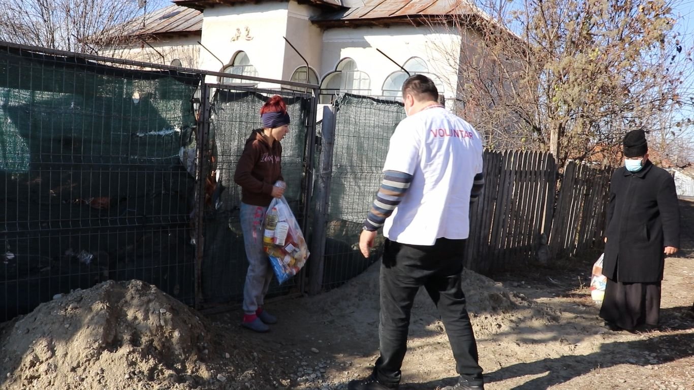 33 de familii prahovene sprijinite de voluntarii Paraclisului Catedralei Naționale 194413