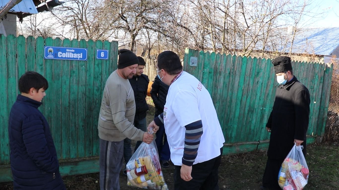 33 de familii prahovene sprijinite de voluntarii Paraclisului Catedralei Naționale 194414