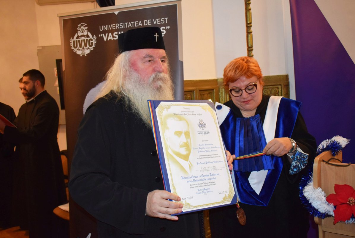 Titlul de doctor honoris causa al Universității „Vasile Goldiș” pentru Mitropolitul Banatului 194711