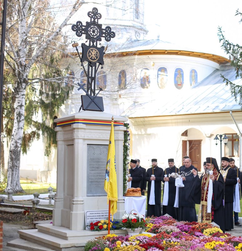 Sfințirea monumentului funerar al Episcopului Chesarie Căpățână 194890