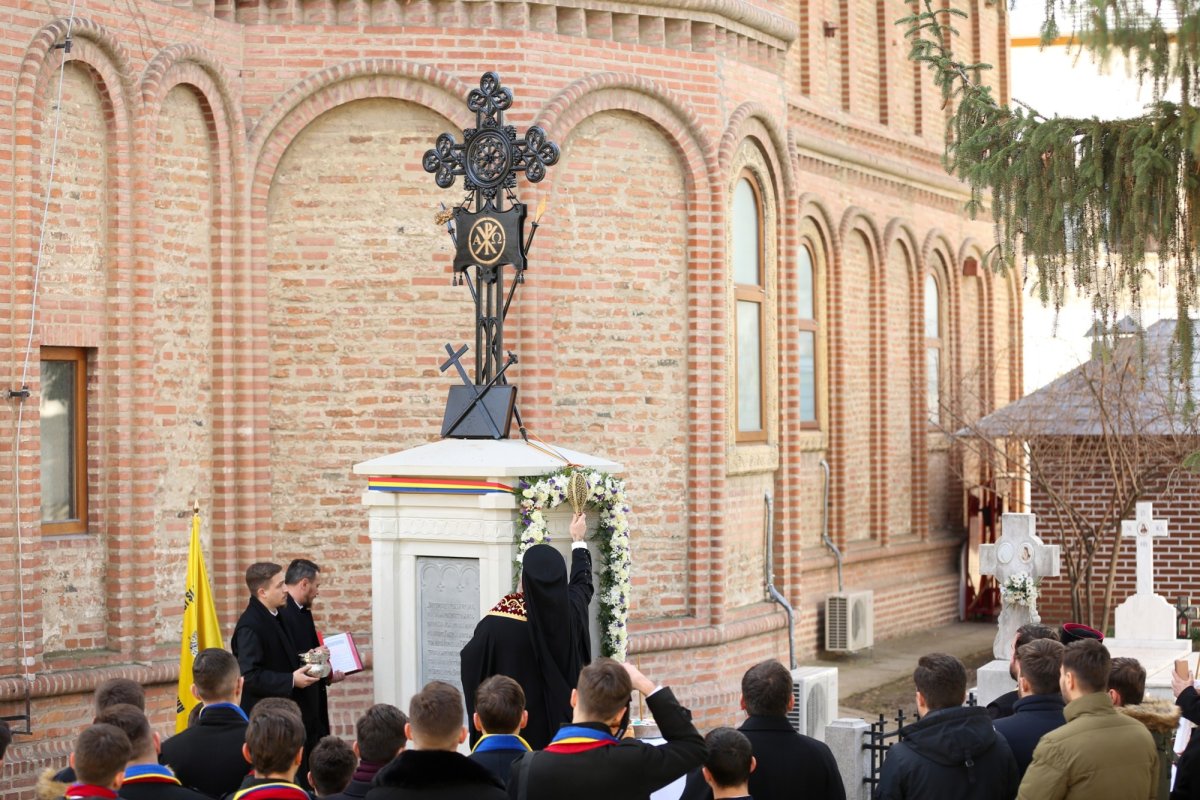 Sfințirea monumentului funerar al Episcopului Chesarie Căpățână 194892
