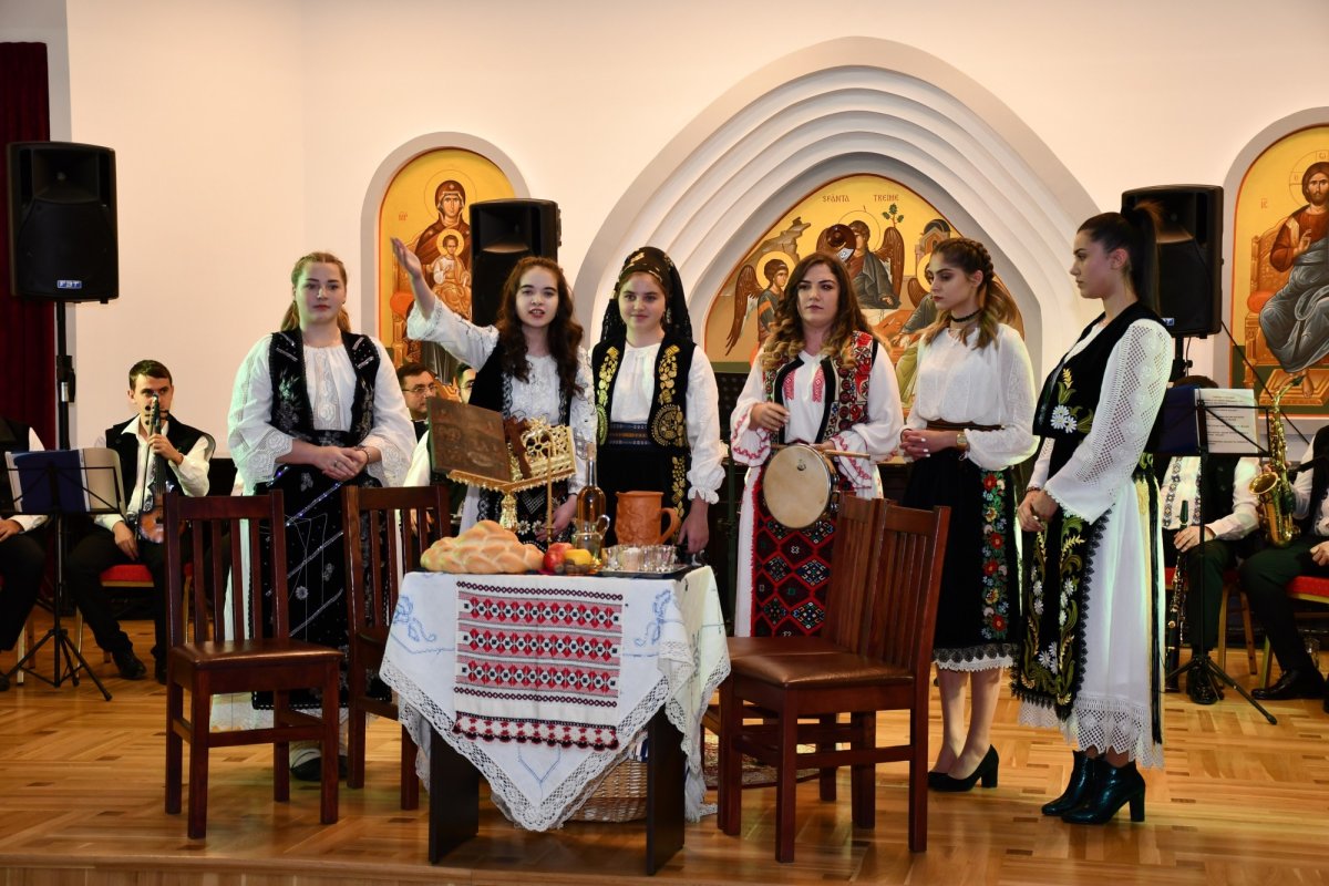 Concert de colinde și muzică tradițională la Centrul eparhial din Caransebeș 195078