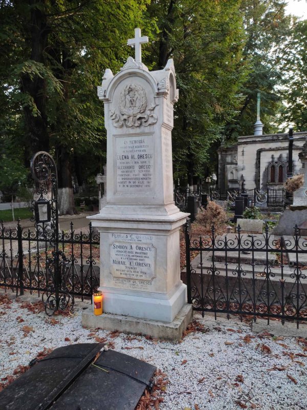 Morminte ale unor personalități implicate în istoria edificării Catedralei Naţionale 194974