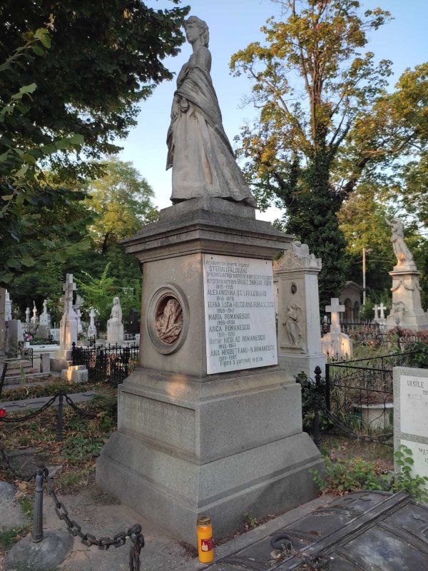 Morminte ale unor personalități implicate în istoria edificării Catedralei Naţionale 194975