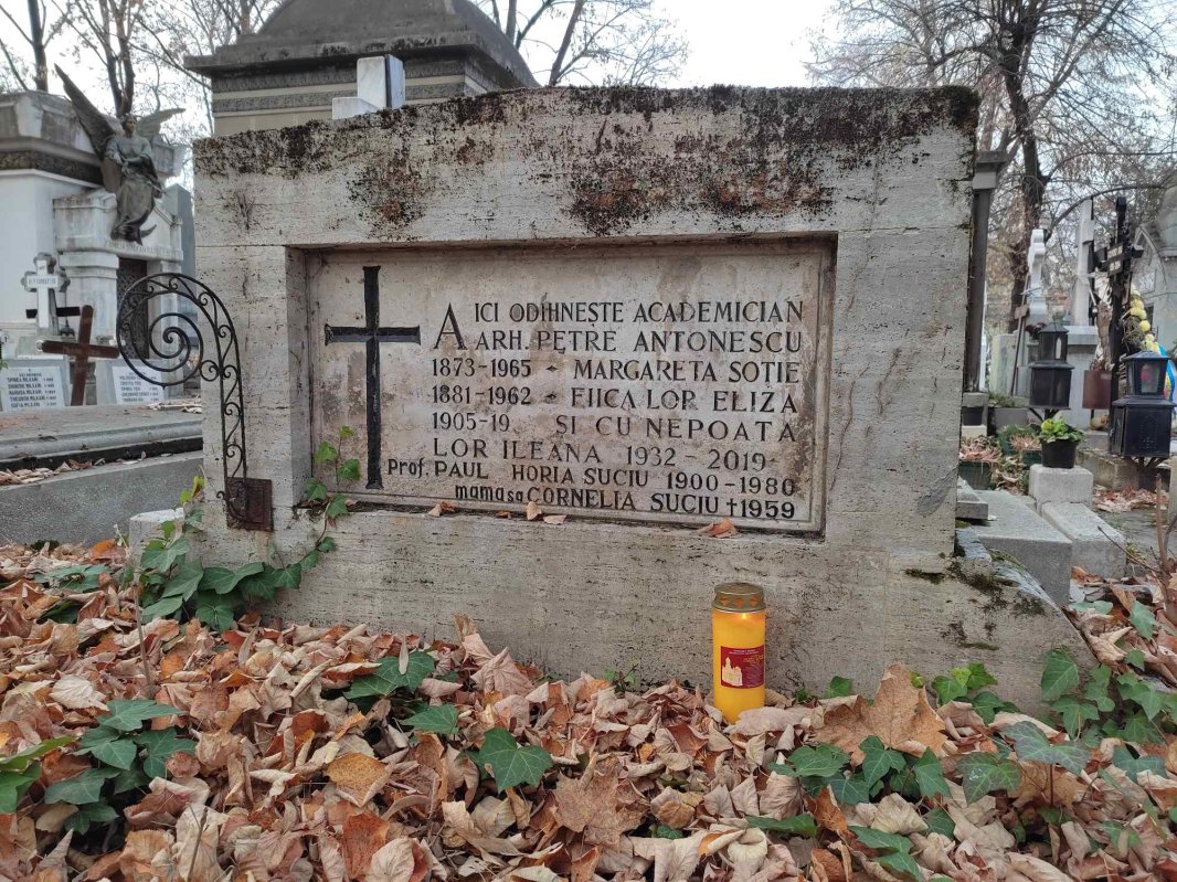 Morminte ale unor personalități implicate în istoria edificării Catedralei Naţionale 194977