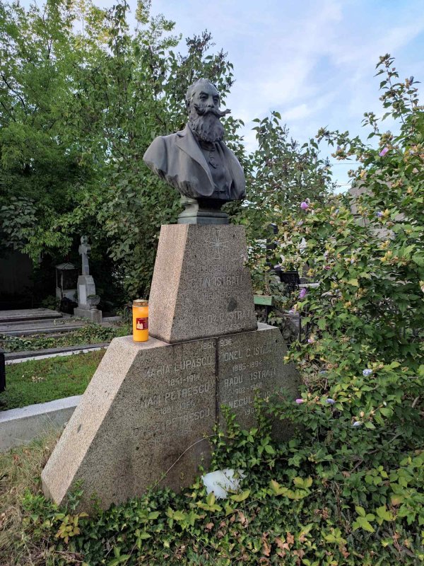 Morminte ale unor personalități implicate în istoria edificării Catedralei Naţionale 194981