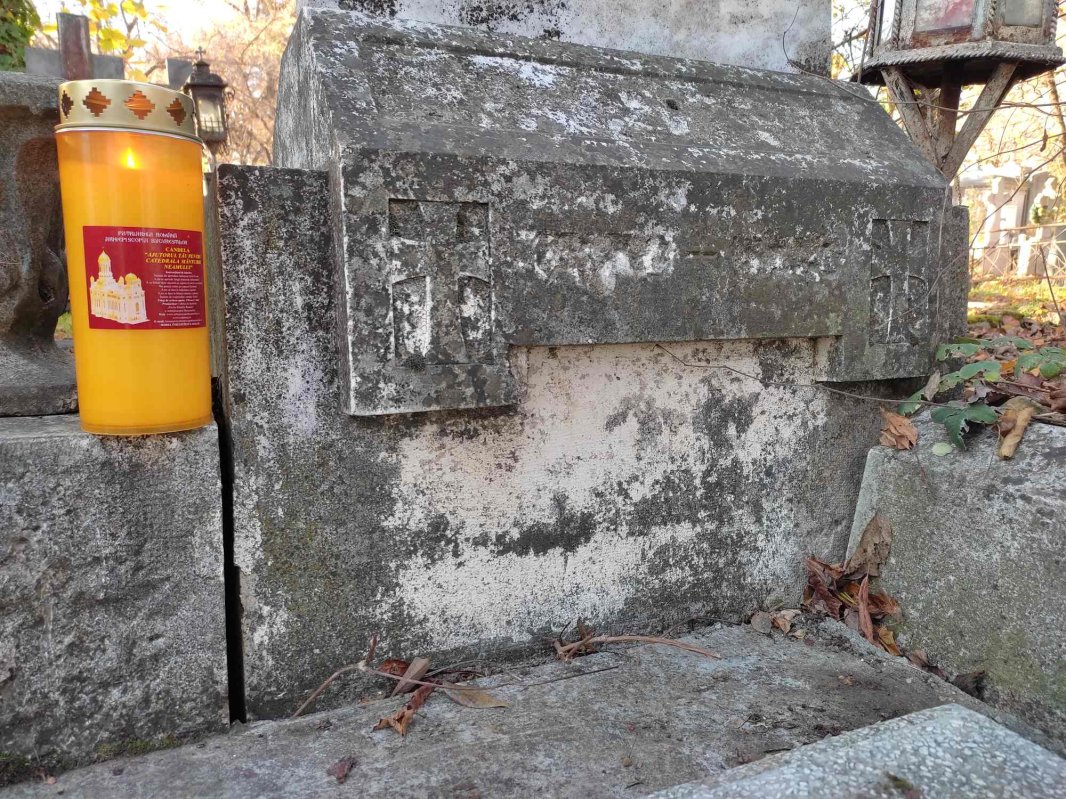 Morminte ale unor personalități implicate în istoria edificării Catedralei Naţionale 194982